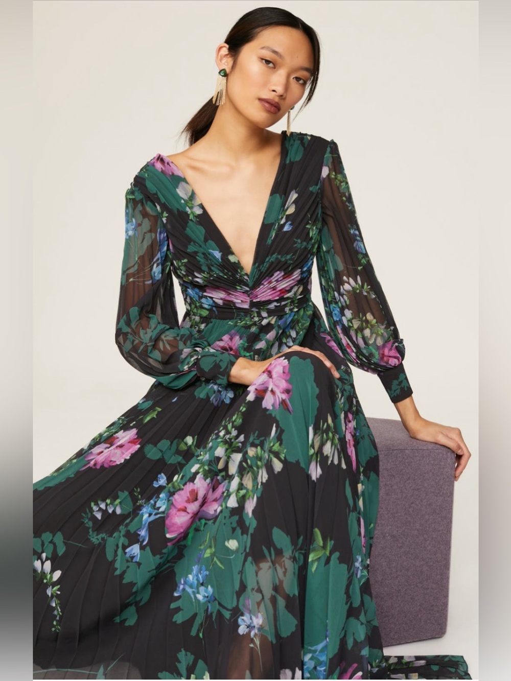 Badgley Mischka~Black Floral V-Neck Pleated Gown~Size 4~$915~ - Picture 4 of 8
